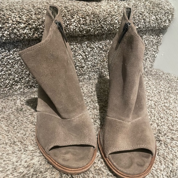 Vince Camuto peep toe booties - Picture 3 of 5